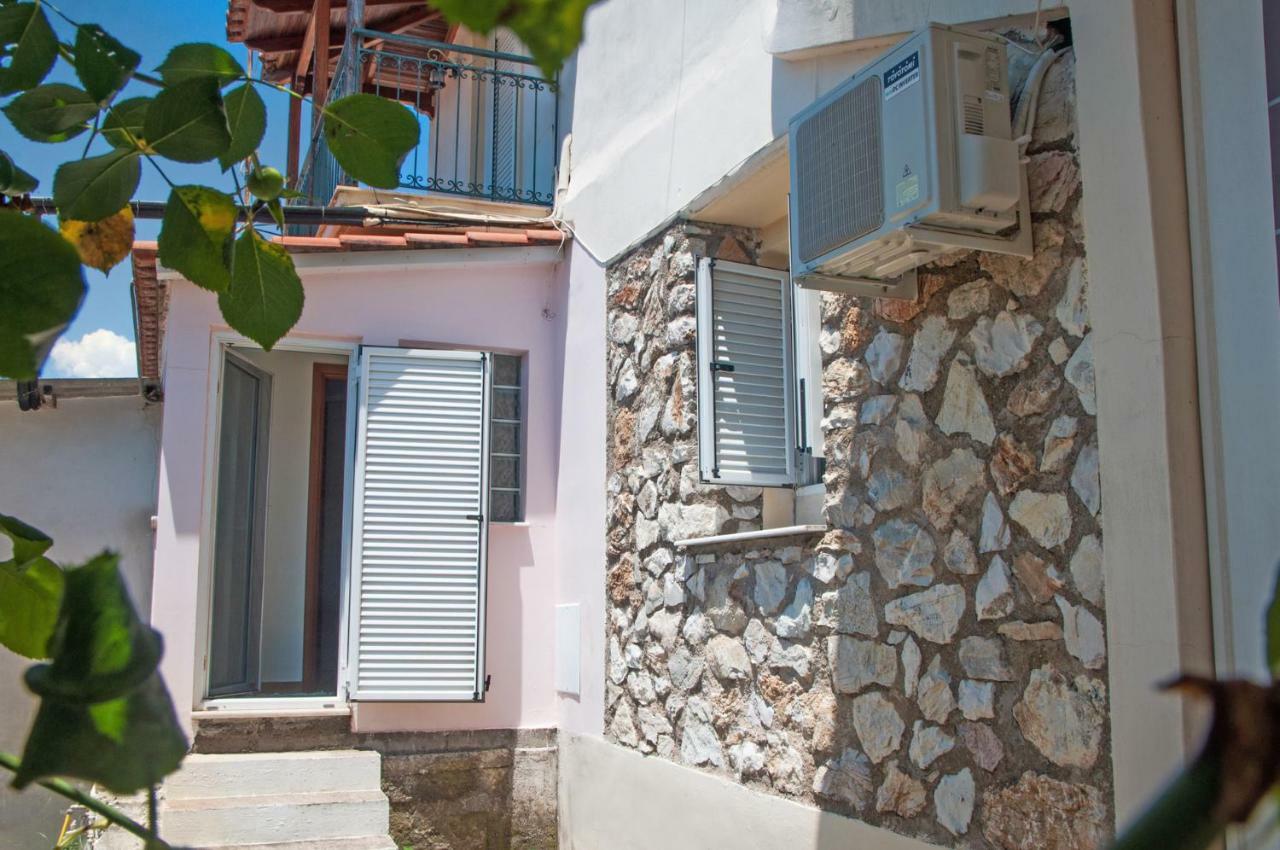 Traditional House Next To Olimpia Exterior foto